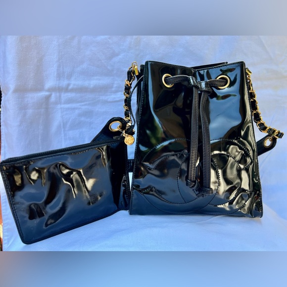 ✨Authentic Chanel Vintage Drawstring CC Bucket Patent Leather Bag✨ - Picture 2 of 16